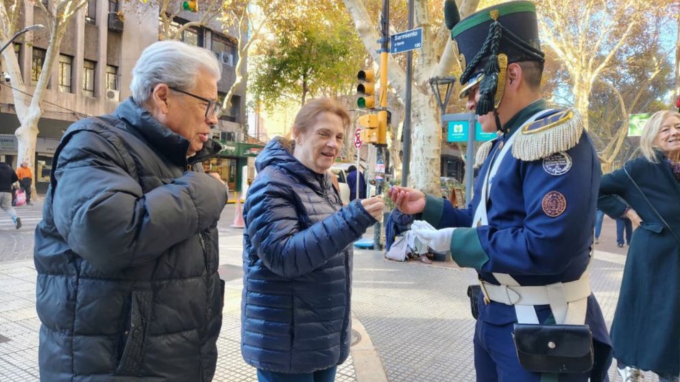 Los Granaderos distribuyeron escarapelas por distintos puntos de la Ciudad de Buenos Aires.