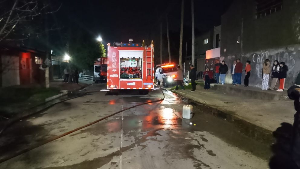 Se incendió un auto en el garaje de una casa de Quilmes Oeste