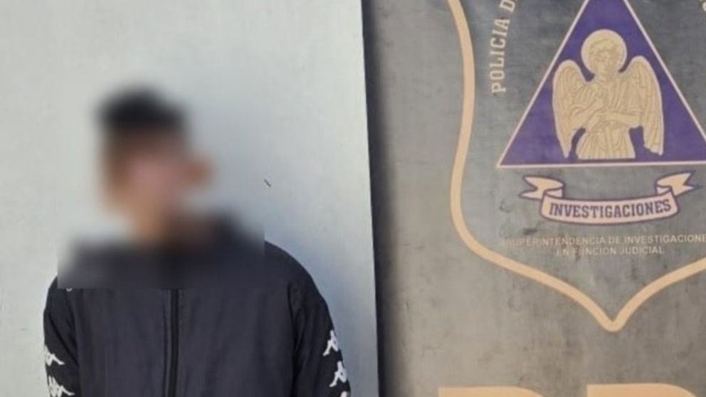 Este es el individuo que fue aprehendido por los investigadores policiales.
