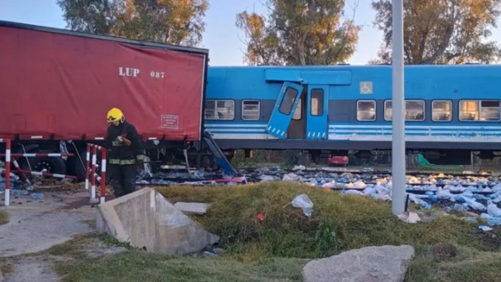 No se registraron heridos por la colisión del tren contra el camión (X).