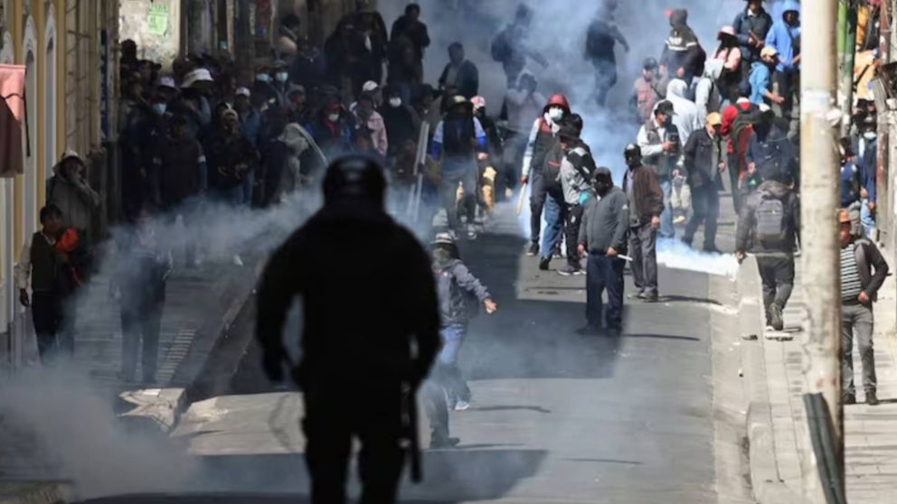 La capital boliviana queda aislada por cortes de rutas y falta de insumos b�sicos.