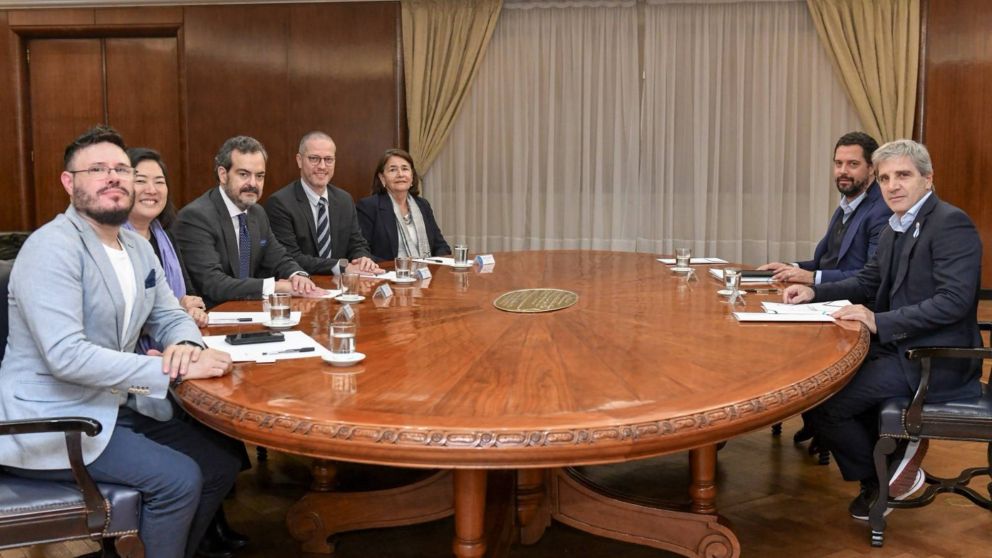 Luis Caputo recibió a la UIA para analizar la baja de impuestos y el financiamiento corporativo.