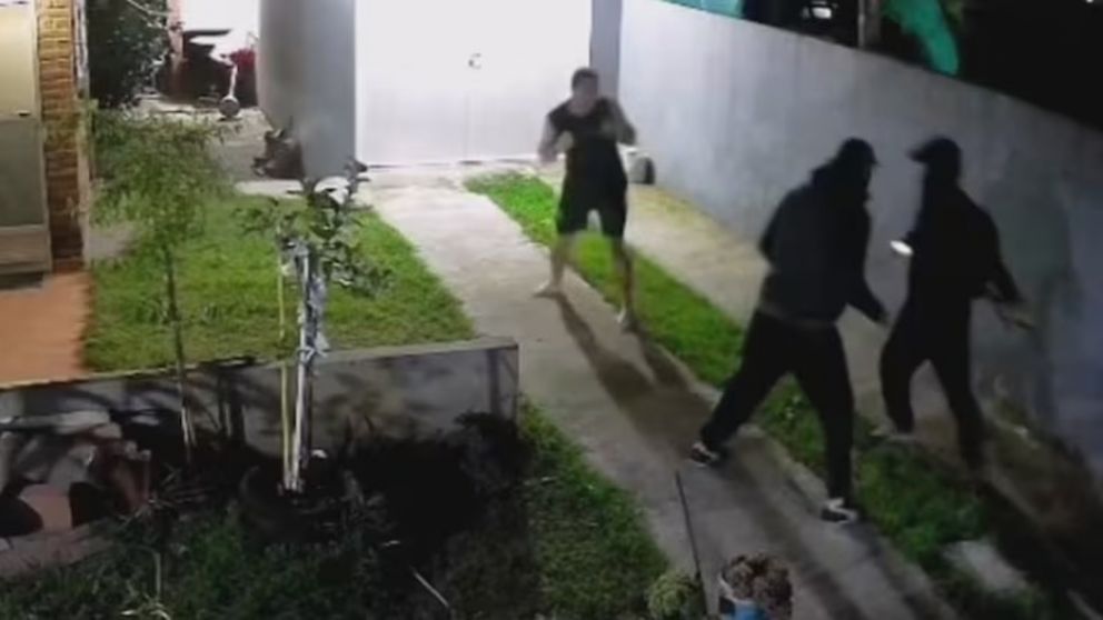 Una pareja enfrent� a golpes a tres delincuentes que intent� robar en su casa (Imagen captura v�deo).