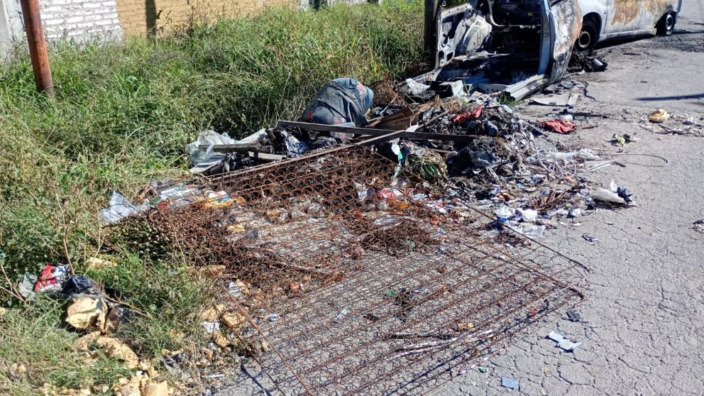 Vecinos de Bernal Oeste denuncian un microbasural y quema de autos