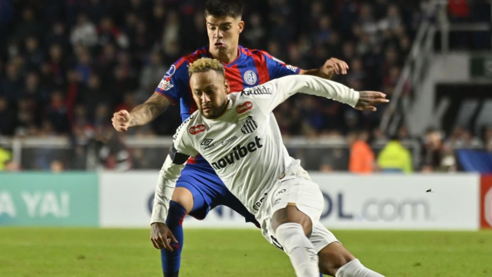 El "Ciclón" va por un triunfo en Brasil, ante un Santos que no lo tendrá a Neymar.