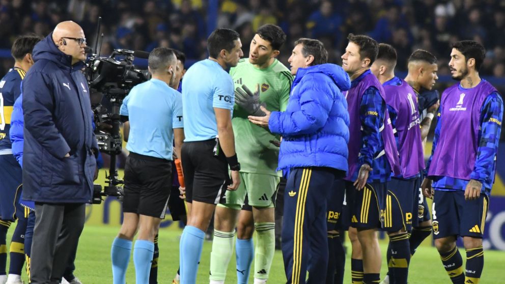 Todo el plantel de Boca le fue a reclamar al venezolano Valenzuela por la última jugada.