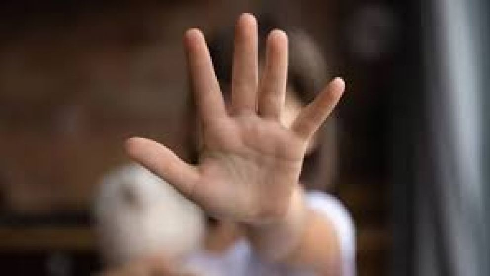 Abuelo llegó libre al juicio y salió esposado: 15 años de prisión por abuso sexual
