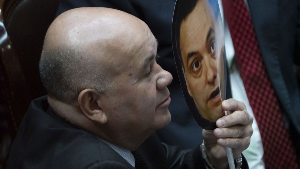 El opositor Aldo Leiva mostr� una careta de Adorni durante su cruce con Mart�n Menem.