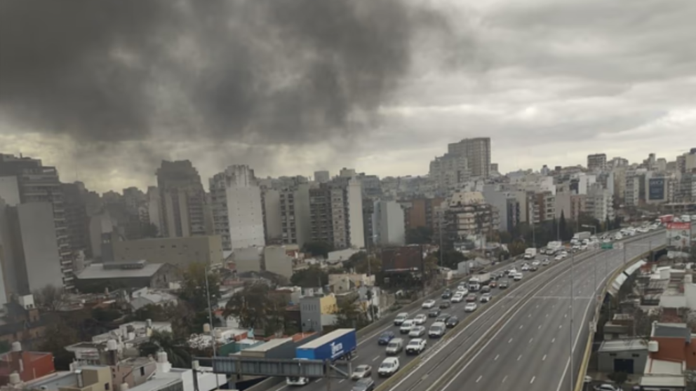 El incendio provocó dificultades en el tránsito.