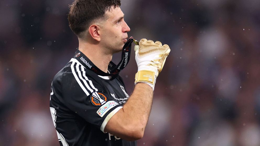 Dibu Mart�nez y su asombrosa confesi�n tras ganar la Europa League con Aston Villa: "Me romp�..."