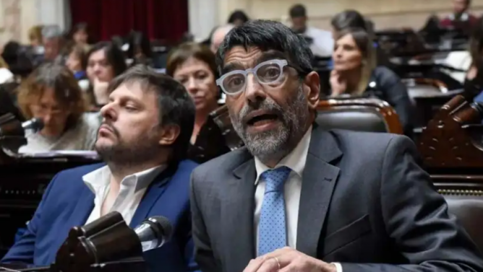 Tenso cruce: Tailhade trat� de "facho" a un diputado libertario que ten�a la gigantograf�a de un represor y Pietragalla lo fue a buscar