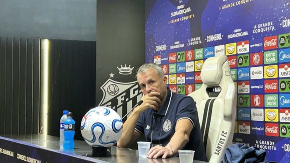 Gustavo �lvarez fue agredido por hinchas de Santos cuando se dirig�a a la sala de conferencias.