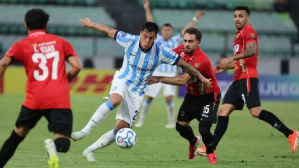 A Racing solo le sirve ganar para mantenerse con vida en el torneo. 