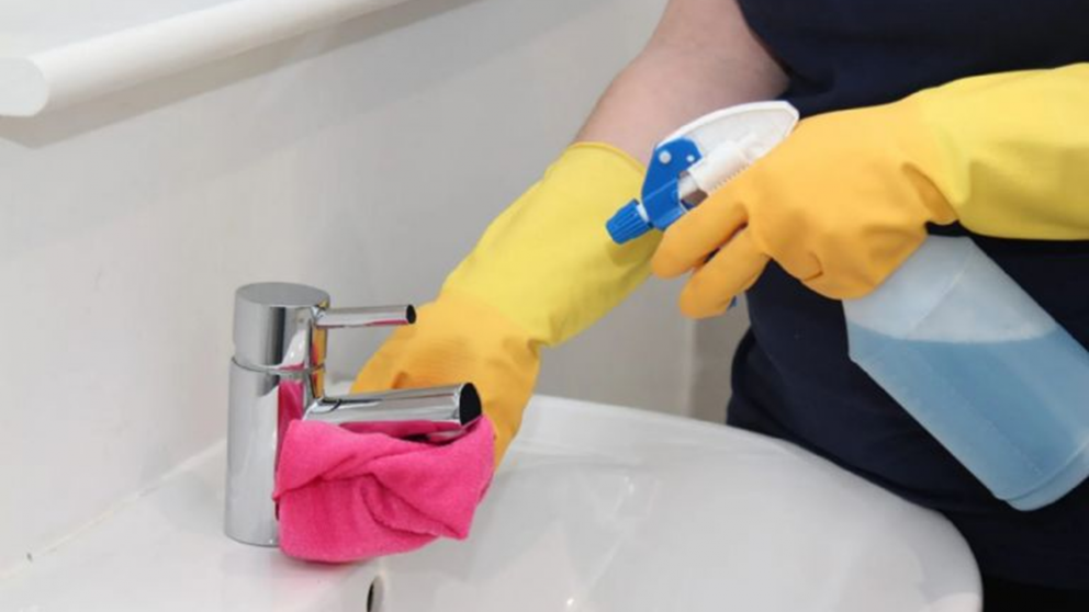 El truco infalible con agua oxigenada para que el ba�o quede impecable 