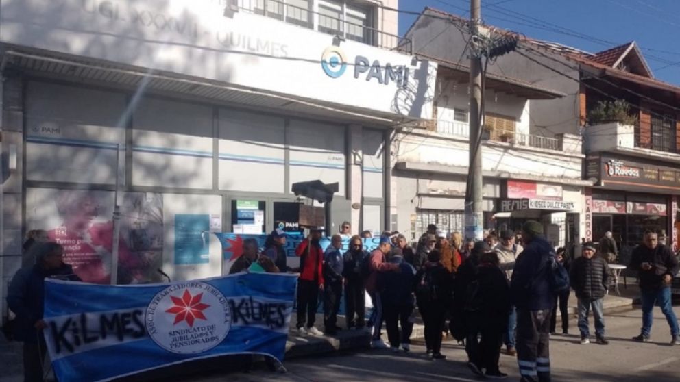 Fuerte reclamo de jubilados en la sede del PAMI de Quilmes