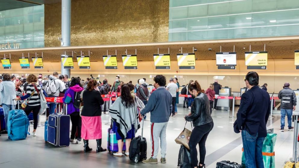 Nueva cepa de �bola: endurecen los controles en aeropuertos de Estados Unidos para evitar el ingreso.