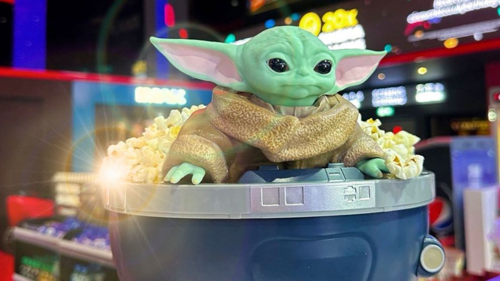 Furor en cines por el pochoclero de "Baby Yoda" tras el estreno de la película de "The Mandalorian".