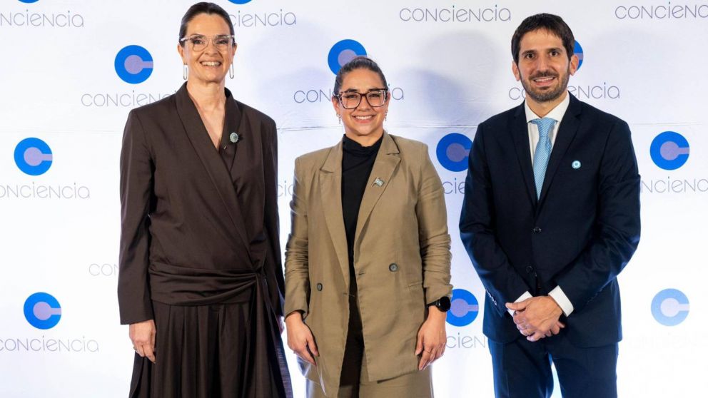 Natalia Olmos, directora de Comunicación y Relaciones Institucionales Grupo Olmos, con las autoridades de Asociación Conciencia, Silvana Vives y Juan Manuel Fernandez Alvez.