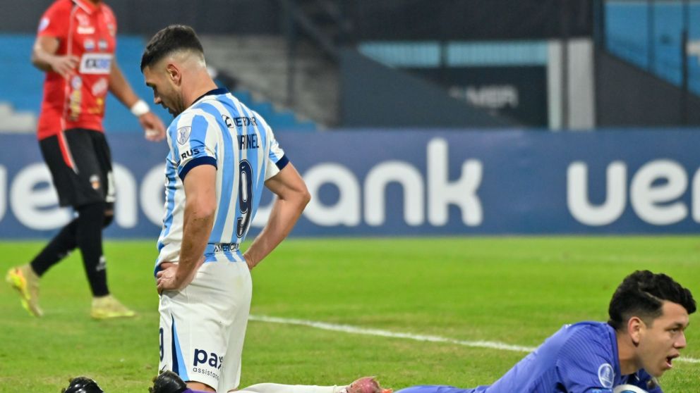 Racing quedó de rodillas ante su realidad. La Academia no supo cómo afrontar el torneo internacional que conquistó hace dos años y, como local, quedó eliminado a falta de una fecha.