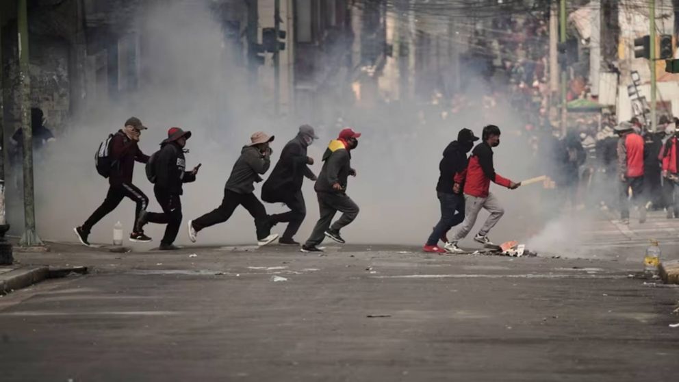 ¡Arde Bolivia! Manifestantes reclaman la renuncia del presidente Rodrigo Paz.
