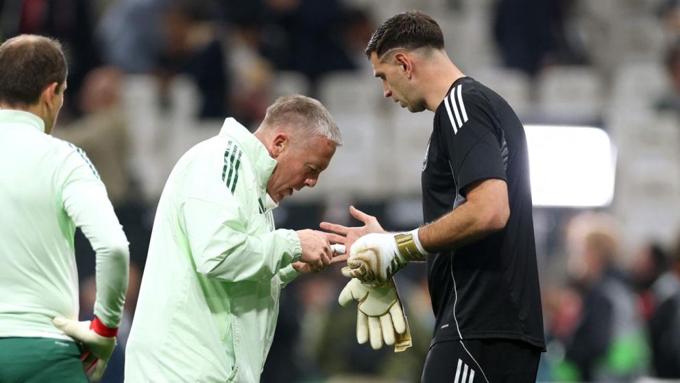 Dibu Martínez tiene una fractura en uno de sus dedos. Sufrió la lesión en la previa al cruce con el Friburgo por la final de la Europa League.