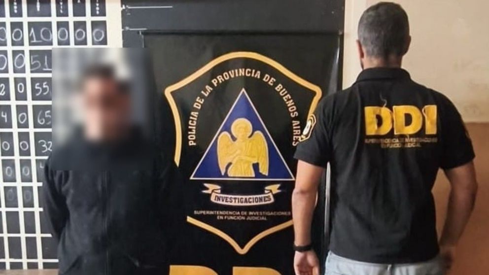 Este es el sospechoso que fue aprehendido por los investigadores policiales.