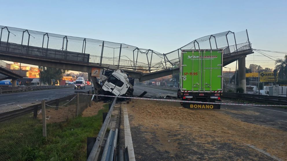 Un cami�n choc� y volte� un puente peatonal: corte total en ambas manos de la Panamericana. (Foto: NA)