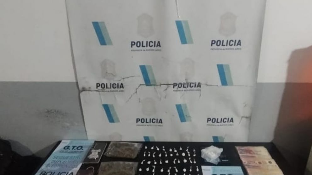 Desbaratan punto de venta de drogas en Ezpeleta y detienen a una mujer de 61 a�os y a un joven