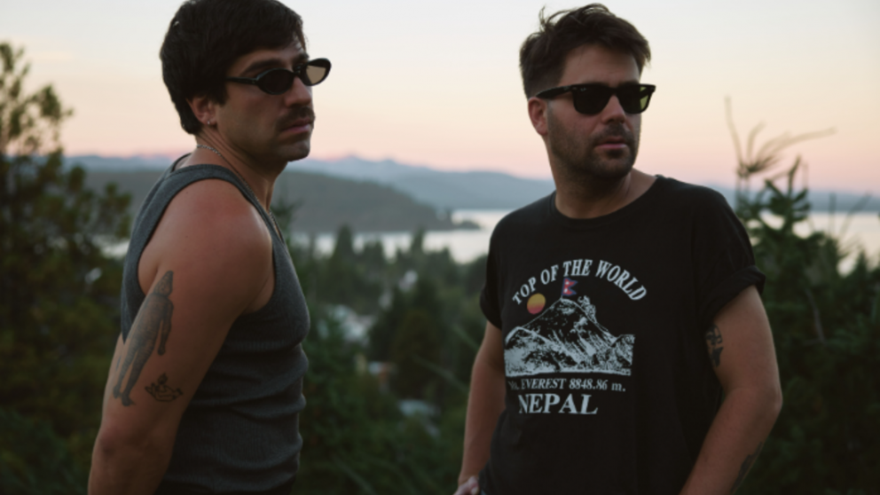 El Zar presenta "Rojo Rub�", su nueva canci�n despu�s del �xito de "Paradiso"