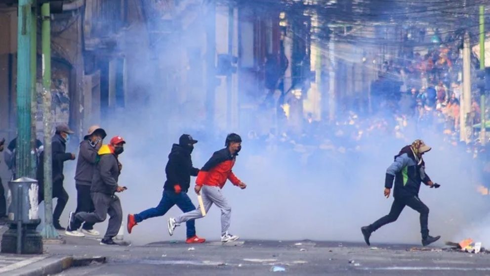 La violencia no cesa en las calles de Bolivia. Grupos manifestantes cortaron las rutas y piden la renuncia del presidente, Rodrigo Paz.