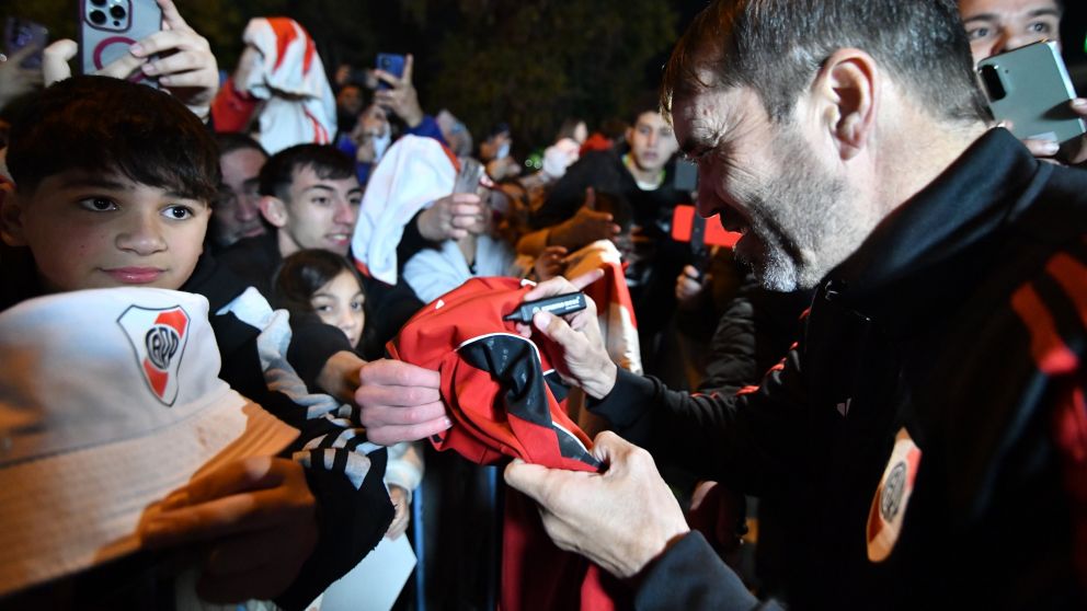 River lleg� a C�rdoba y tuvo un enorme recibimiento de sus hinchas en la previa del duelo ante Belgrano
