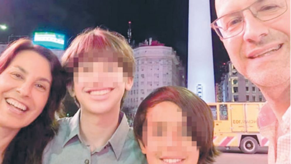 La familia fue hallada muerta en el departamento en el que vivía.