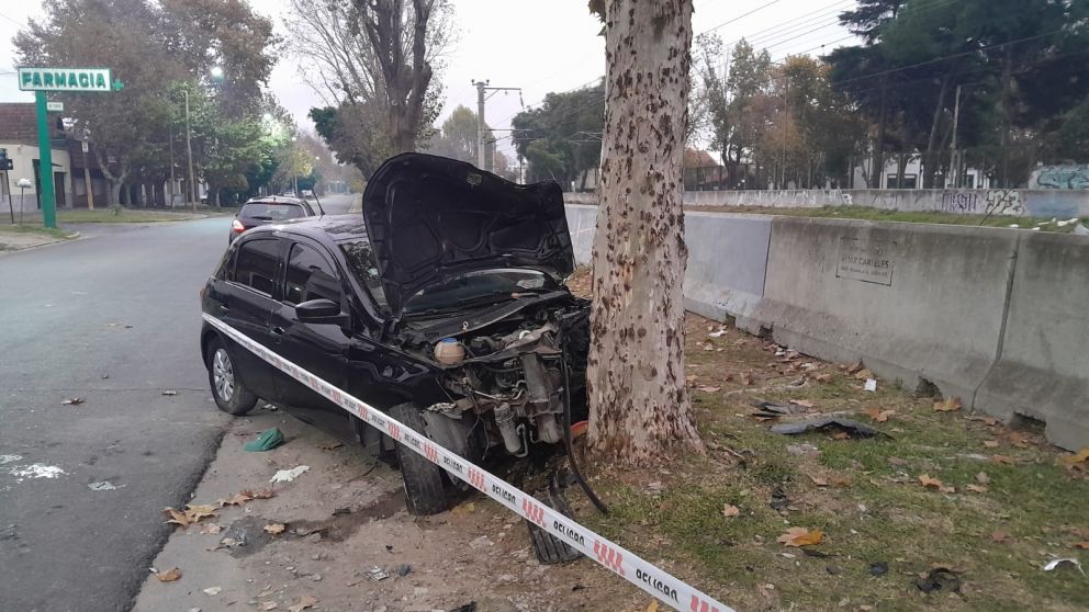 Quilmes Oeste: tres heridos tras un fuerte choque contra un �rbol en avenida Centenario