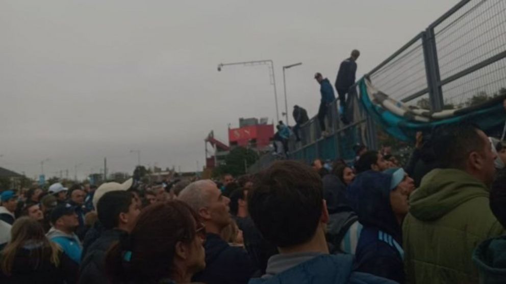 Los hinchas de Racing explotaron contra Diego Milito y pidieron elecciones anticipadas tras echar a Gustavo Costas.