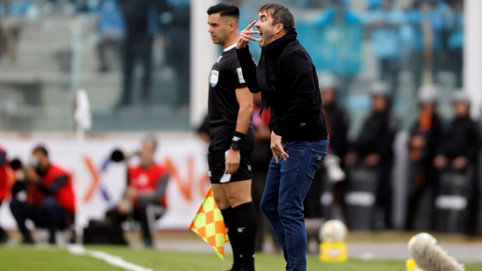 En la premiación, el DT no subió a buscar su medalla.