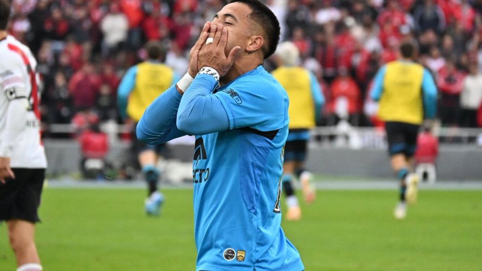 Uvita Fern�ndez celebra uno de sus goles en la ag�nica victoria de Belgrano ante River.
