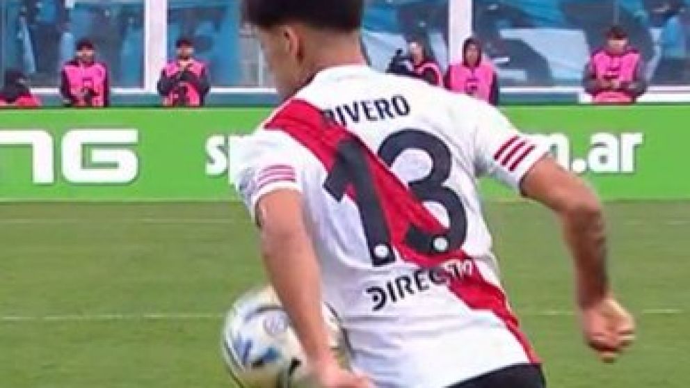 La pelota da en el brazo izquierdo de River y, Falc�n P�rez, tras el llamado del VAR, sancion� penal a favor de Belgrano.