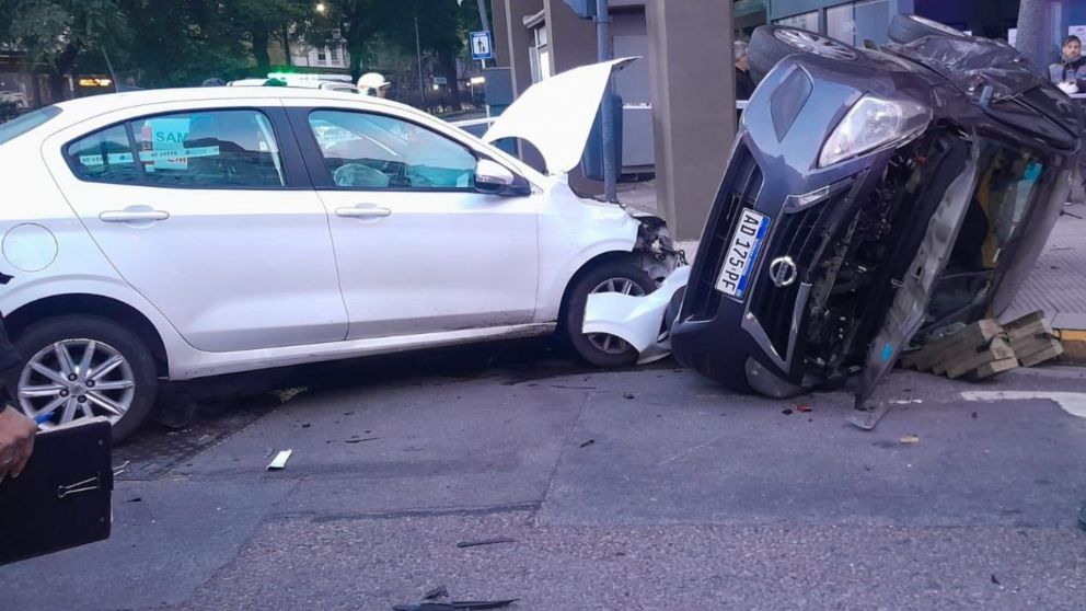 Cuatro j�venes quedaron involucradas en un fuerte choque y vuelco en Puerto Madero durante la ma�ana del 25 de Mayo.