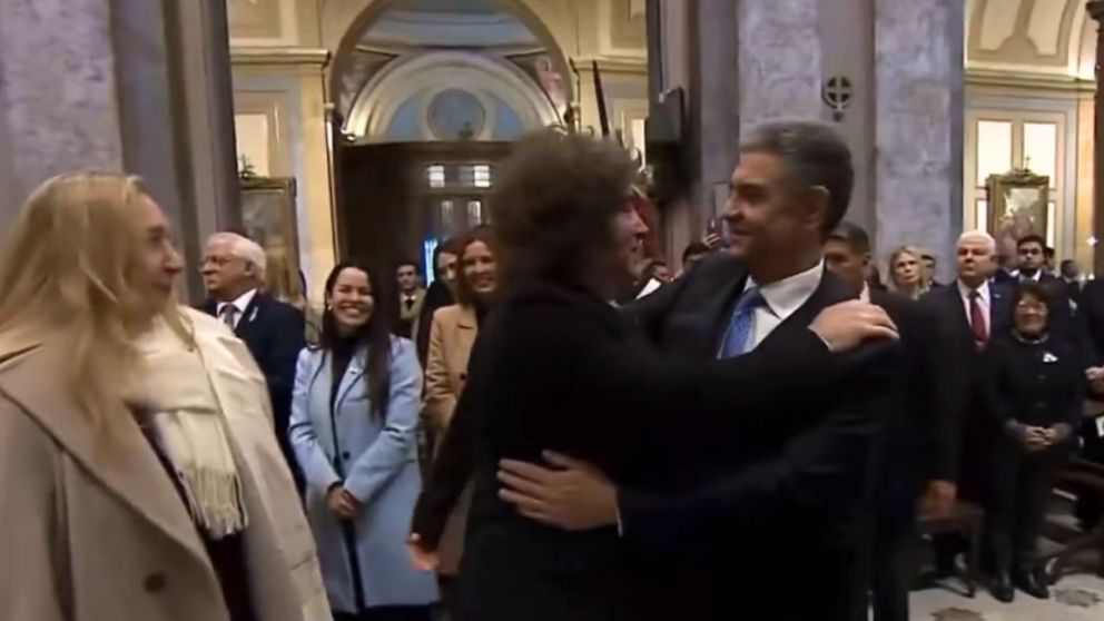 Javier Milei y Jorge Macri se saludaron con un abrazo en la previa del Tedeum por el 25 de Mayo (Captura video).