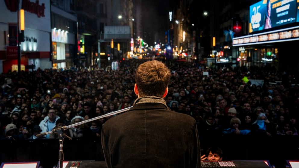 M�s de 200 mil personas y una noche hist�rica: Joaco Burgos hizo vibrar el Obelisco con un show multitudinario