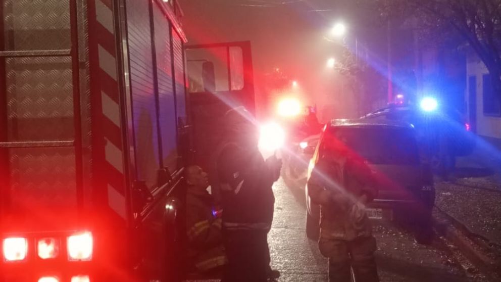 Tres dotaciones de bomberos combatieron un incendio en Bernal Oeste