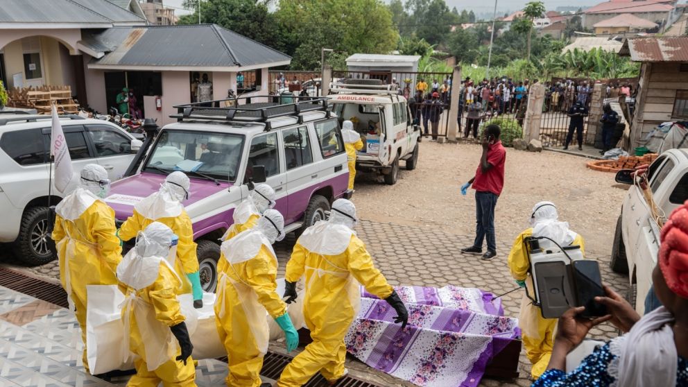 Las autoridades epidemiológicas instan a aplicar protocoles de prevención para evitar la propagación de la cepa de ébola.