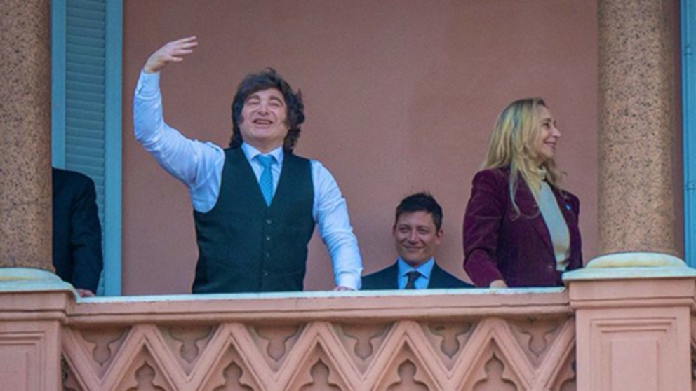 En medio de las fricciones internas, Javier Milei se mostr� con el Tri�ngulo de Hierro en el festejo por el 25 de Mayo.