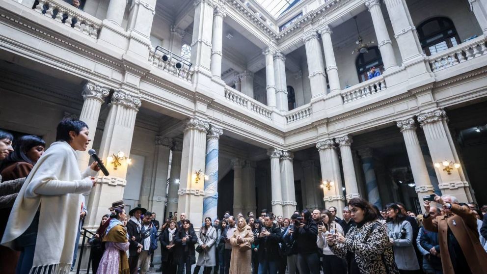 216� aniversario de la Revoluci�n de Mayo: Mayra Mendoza llam� a "defender a la Argentina" 