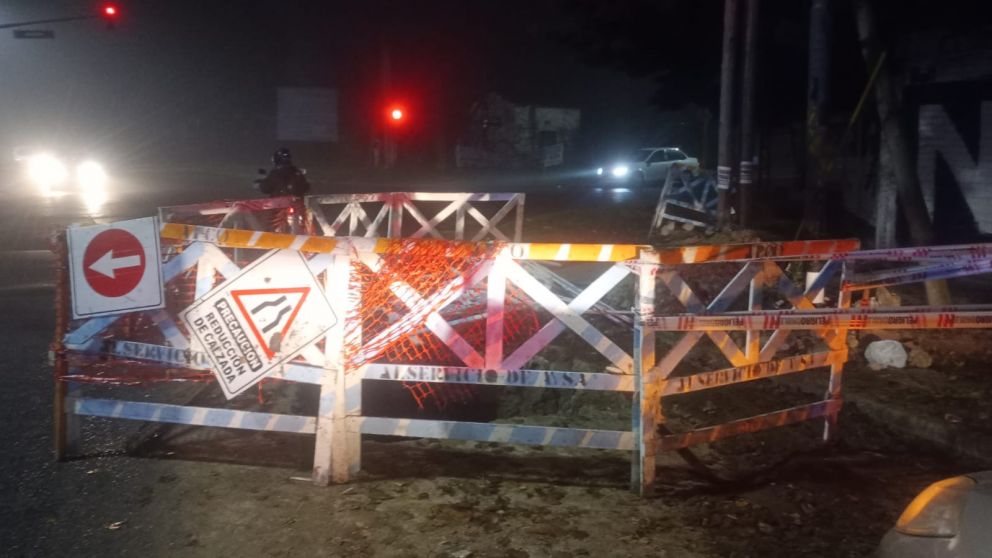 Un auto cay� en un pozo de una obra de AySA en medio de la niebla en Quilmes Oeste