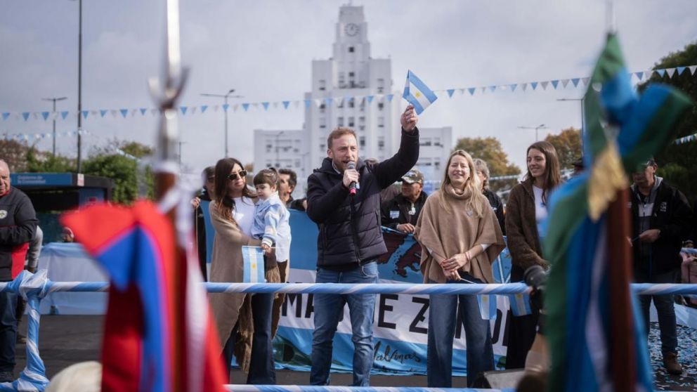 El intendente Federico Otermín encabezó el festejo en la Plaza Grigera.