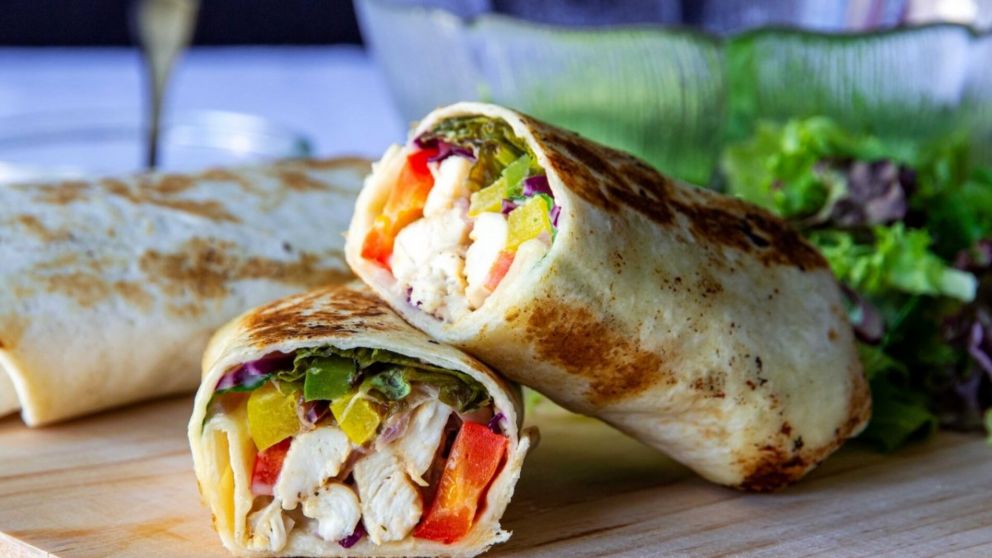 Receta práctica y sana: cómo hacer wrpas de pollo y vegetales, ideales para sumar proteínas.