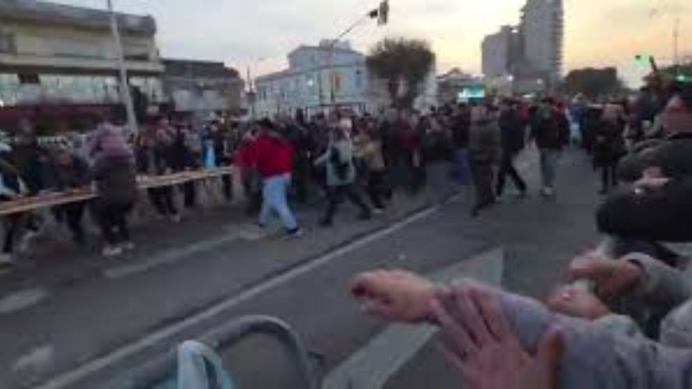 Demasiada espera hizo que la gente se descontrolara y se llevara sandwiches de matambre (Captura de video).