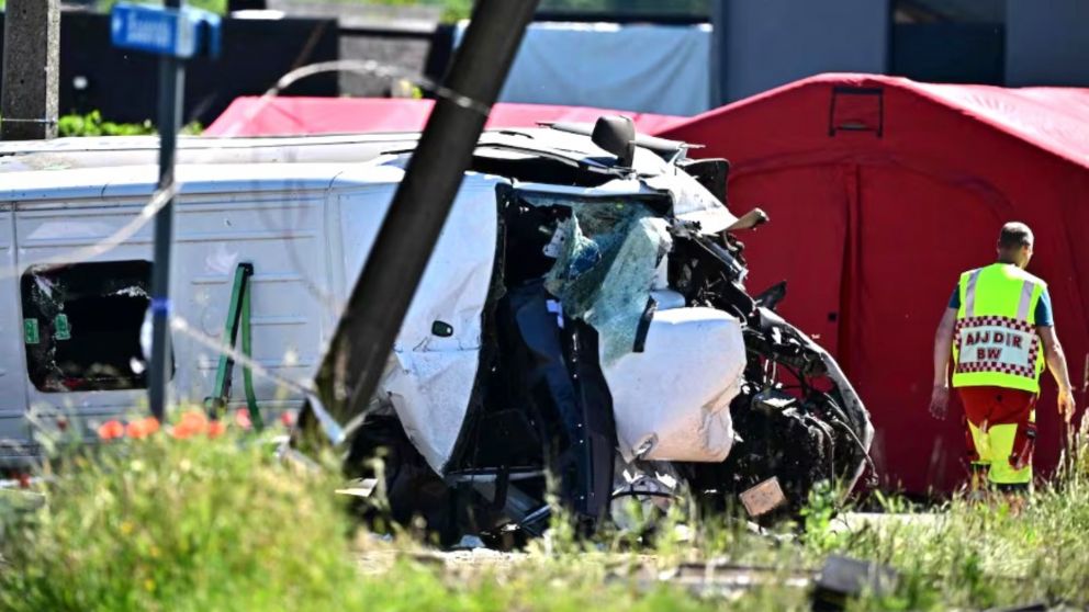 El accidente ferroviario en Bélgica dejó cuatro muertos (X).