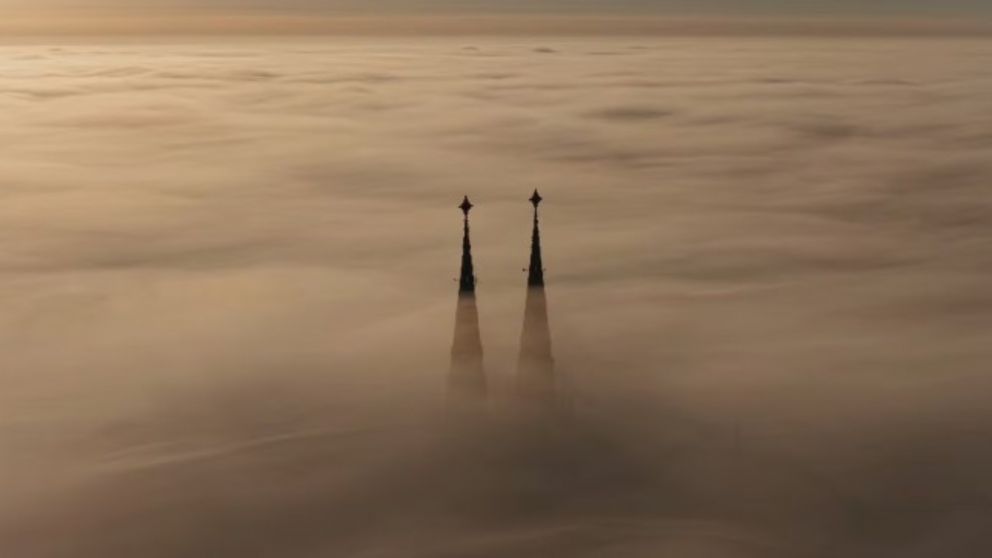 Una postal �nica de la Bas�lica de Luj�n con la niebla de protagonista (Captura de video).